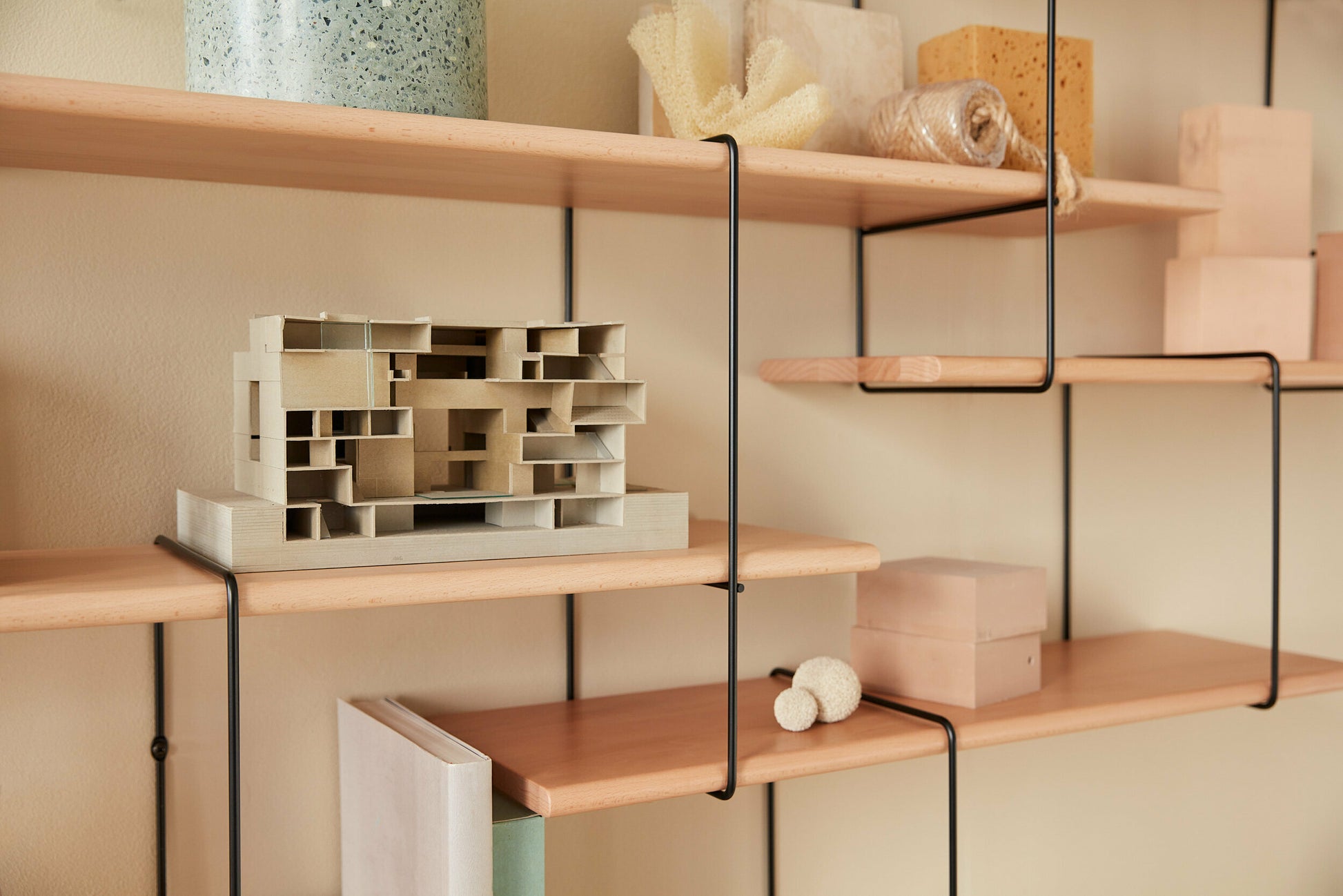Etagère murale en bois de hêtre Link 2 - Studio Hausen — 296025.jpg
