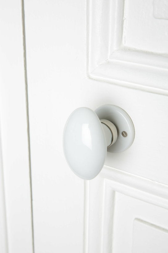 bouton-simple-ovale-en-porcelaine-blanche-sur-rosace-merigous-3