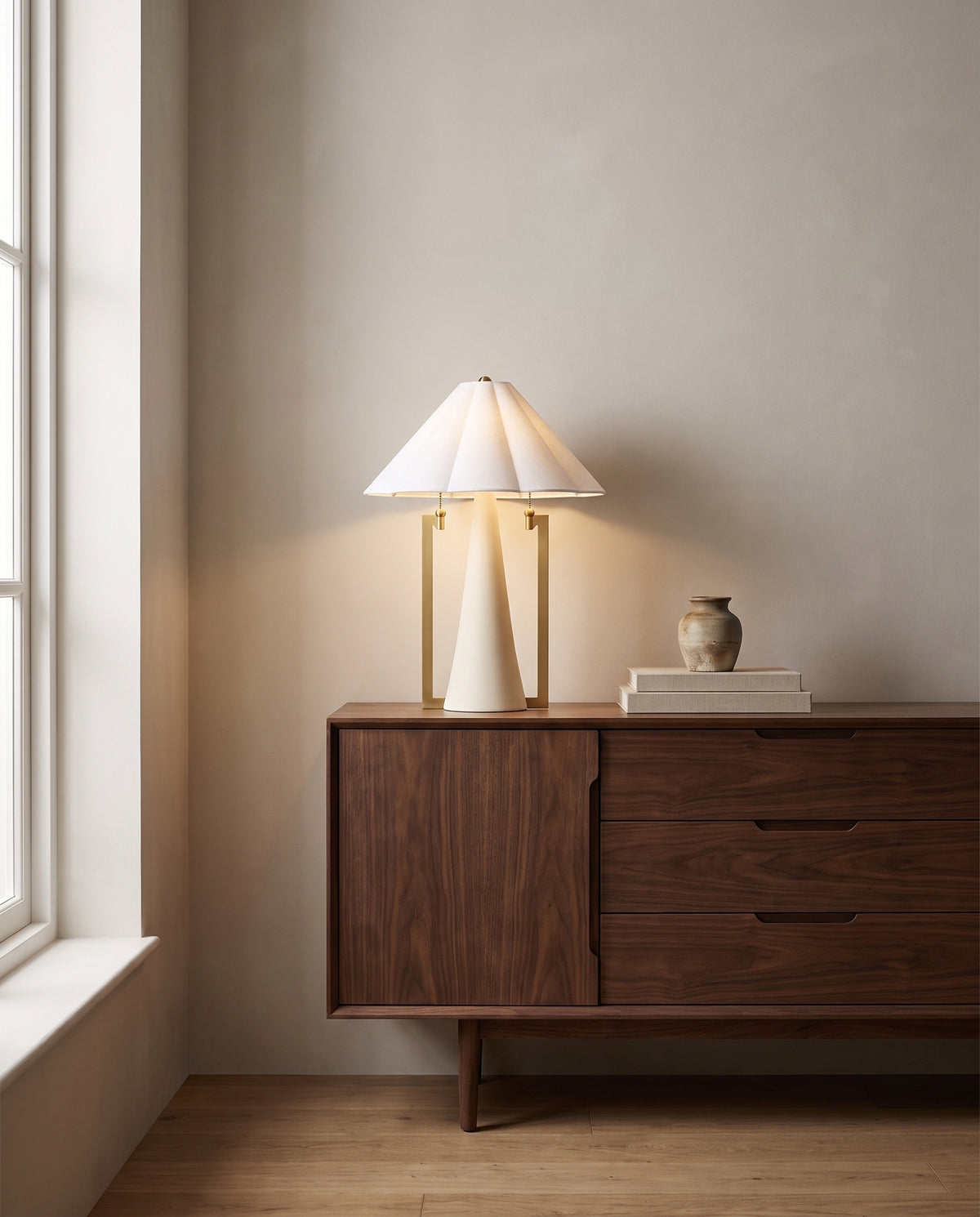 Table lamp in ceramic with aged brass and antique ivory ceramic 43x58cm Alana - Mitzi en situation