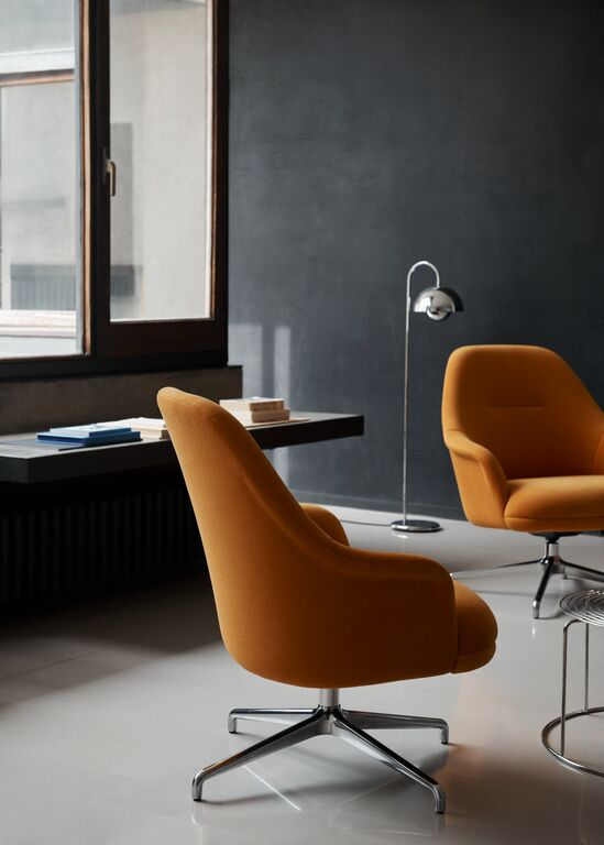 Fauteuil en tissu orange Gentle 0443 et acier chromé Rely HW139 - &tradition