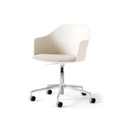 Sedia da ufficio girevole su rotelle in plastica riciclata beige e acciaio cromato Rely HW54 - &tradition