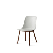 Stuhl aus weißem recyceltem Kunststoff und Nussbaumholz HW71 Rely - &tradition