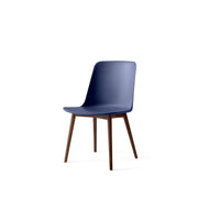 Sedia in plastica riciclata blu notte e legno noce HW71 Rely - &tradition