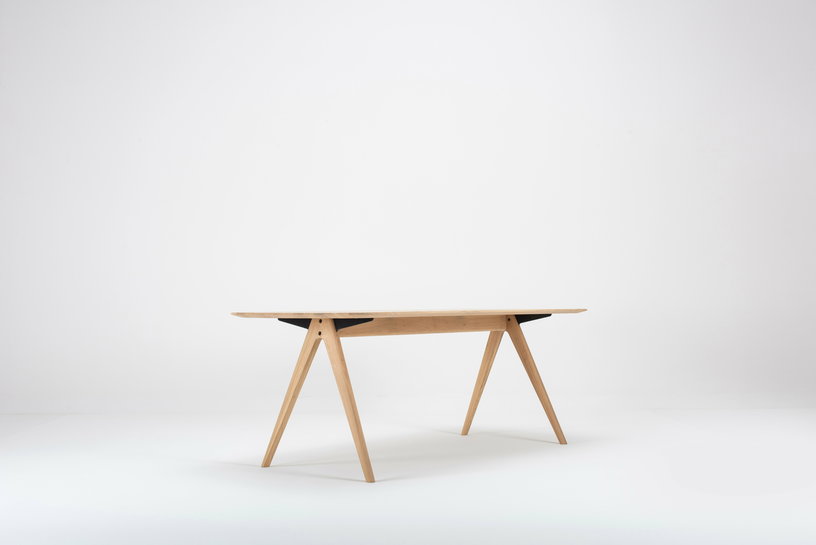 table-a-manger-en-chene-200-x-90-cm-ava-gazzda-4
