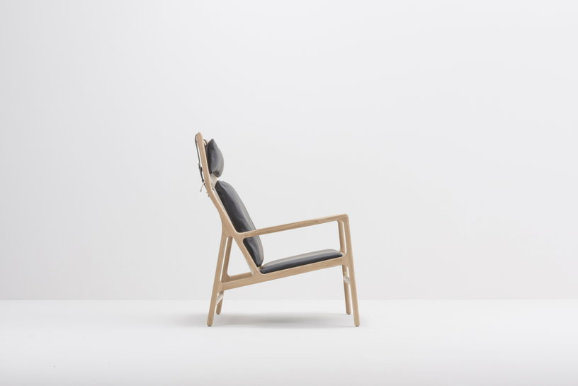 fauteuil-lounge-en-chene-et-cuir-noir-dedo-gazzda-2