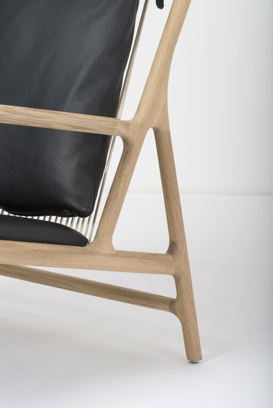fauteuil-lounge-en-chene-et-cuir-noir-dedo-gazzda-6