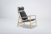 fauteuil-lounge-en-chene-et-cuir-noir-dedo-gazzda-1