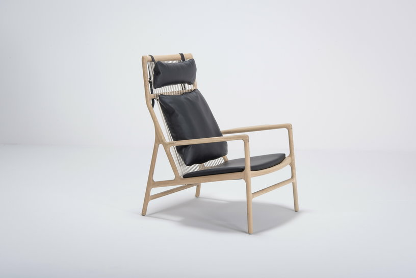 fauteuil-lounge-en-chene-et-cuir-noir-dedo-gazzda-1