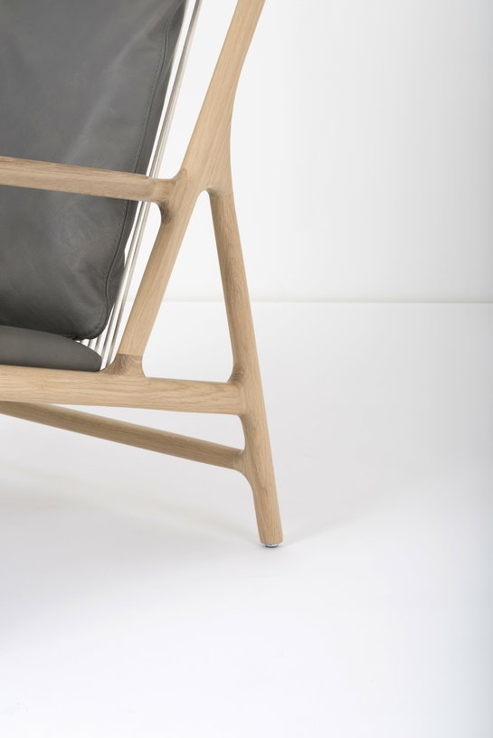 fauteuil-lounge-en-chene-et-cuir-gris-dedo-gazzda-6