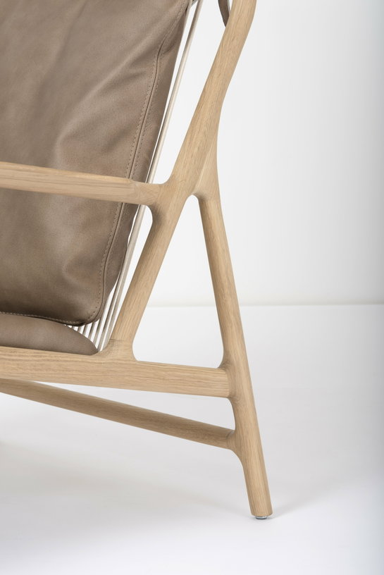 fauteuil-lounge-en-chene-et-cuir-stone-dedo-gazzda-7
