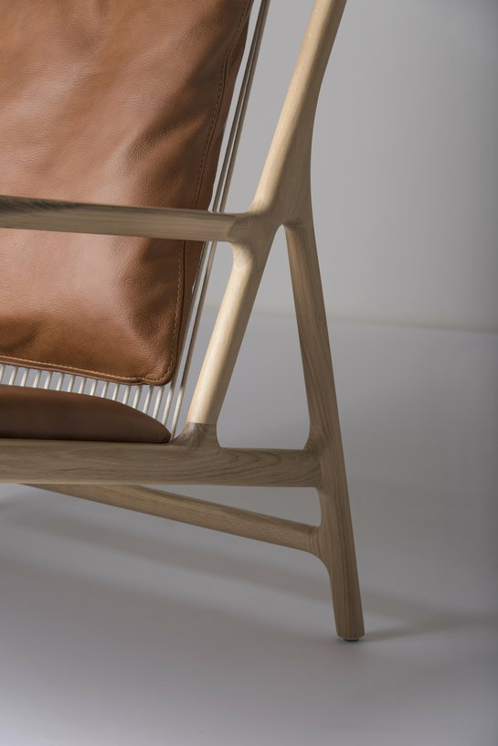 fauteuil-lounge-en-chene-et-cuir-whisky-dedo-gazzda-11