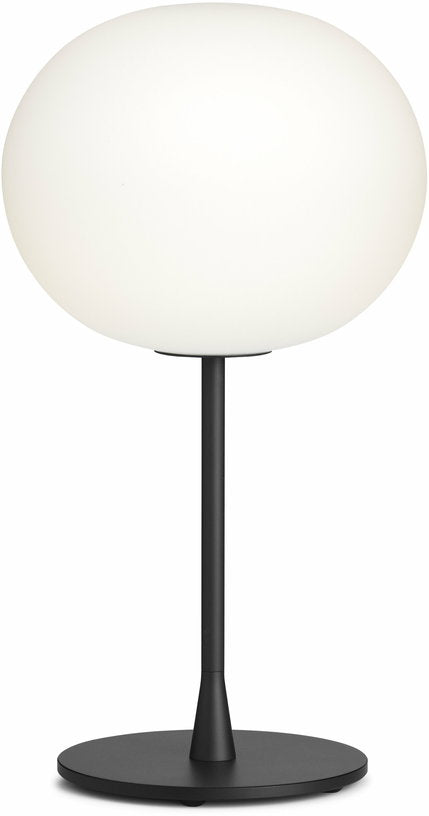 lampe-de-table-design-en-verre-opalin-et-acier-noir-mat-glo-ball-flos-1