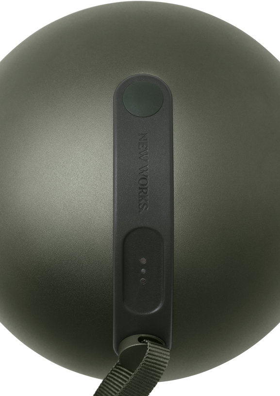 lampe-portable-en-aluminium-vert-sphere-adventure-new-works-5
