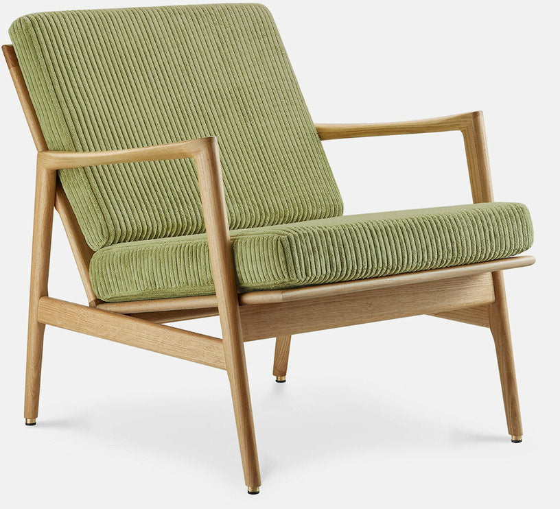 fauteuil-en-chene-naturel-et-assise-en-velours-vert-stefan-lounge-366-concept-1