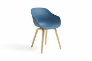 chaise-avec-accoudoirs-en-plastique-recycle-bleu-azure-et-pieds-en-chene-aac-222-2-0-hay-1