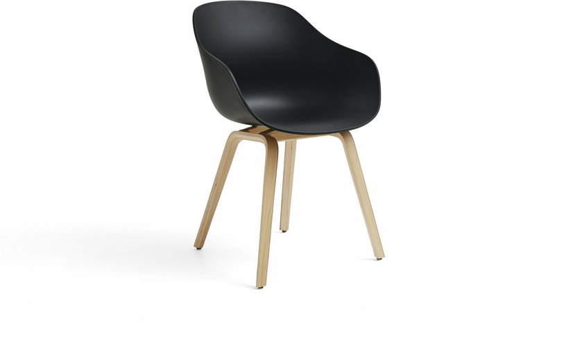 chaise-avec-accoudoirs-en-plastique-recycle-noir-et-pieds-en-chene-aac-222-2-0-hay-1