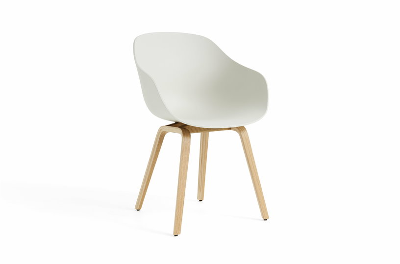 chaise-avec-accoudoirs-en-plastique-recycle-creme-et-pieds-en-chene-aac-222-2-0-hay-1