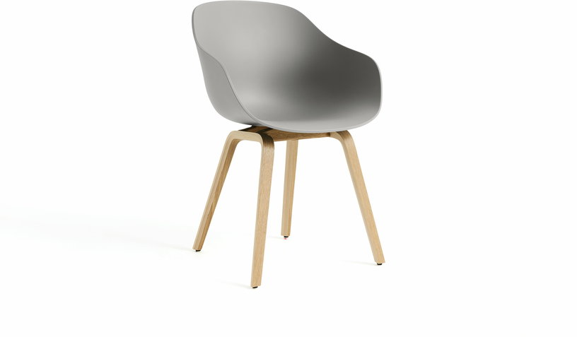 chaise-avec-accoudoirs-en-plastique-recycle-gris-beton-et-pieds-en-chene-aac-222-2-0-hay-1