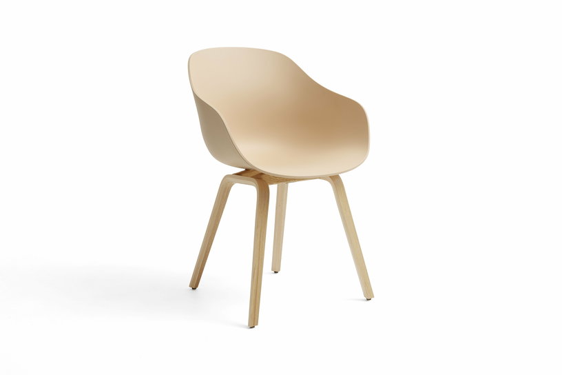 chaise-avec-accoudoirs-en-plastique-recycle-peche-et-pieds-en-chene-aac-222-2-0-hay-1