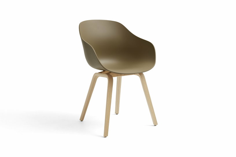 chaise-avec-accoudoirs-en-plastique-recycle-argile-et-pieds-en-chene-aac-222-2-0-hay-1