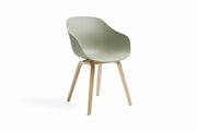 chaise-avec-accoudoirs-en-plastique-recycle-vert-pastel-et-pieds-en-chene-aac-222-2-0-hay-1