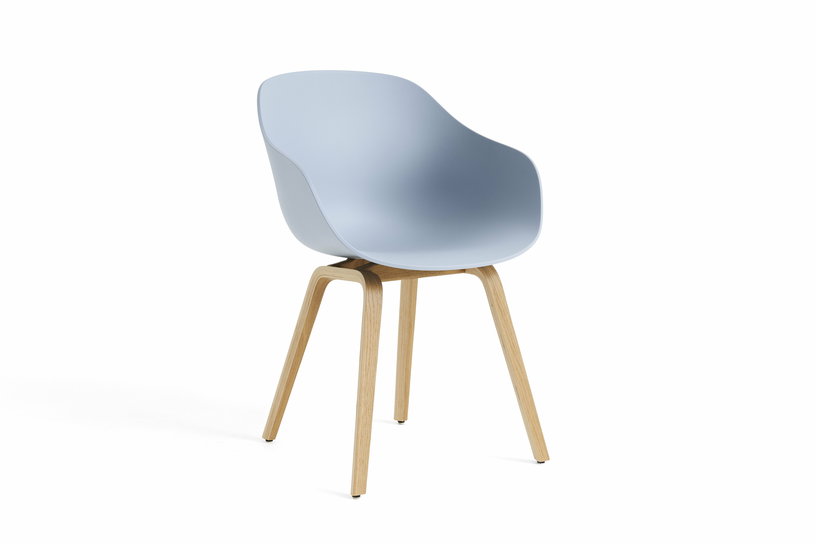 chaise-avec-accoudoirs-en-plastique-recycle-bleu-ardoise-et-pieds-en-chene-aac-222-2-0-hay-1