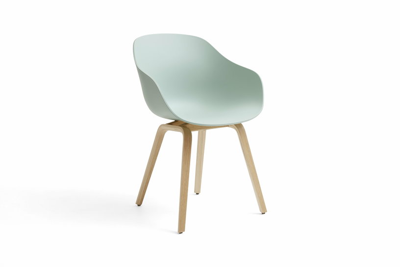 chaise-avec-accoudoirs-en-plastique-recycle-vert-menthe-et-pieds-en-chene-aac-222-2-0-hay-1