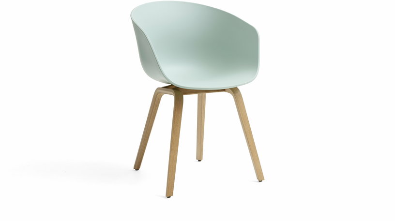 chaise-avec-accoudoirs-en-plastique-recycle-dusty-mint-et-pieds-en-chene-aac-22-2-0-hay-1