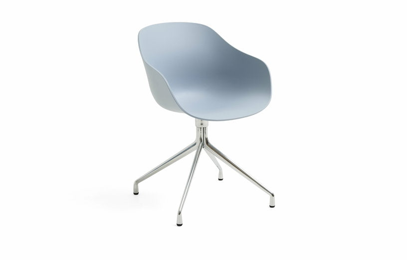 chaise-avec-accoudoirs-en-plastique-recycle-bleu-ardoise-et-pieds-en-aluminium-aac-220-2-0-hay-1