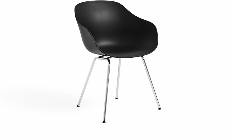 chaise-avec-accoudoirs-en-plastique-recycle-noir-et-pieds-en-acier-chrome-aac-226-2-0-hay-1