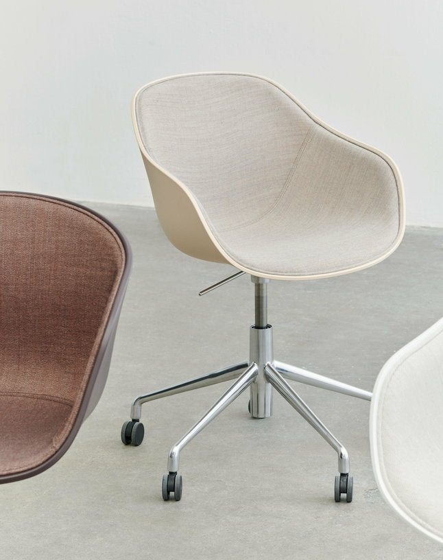 chaise-reglable-a-roulettes-en-plastique-recycle-peche-et-pieds-en-aluminium-aac-252-2-0-hay-3