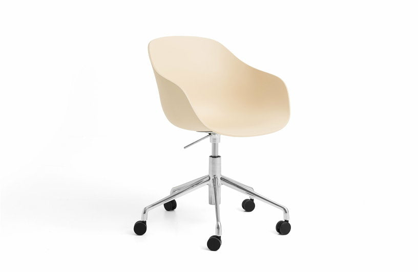 chaise-reglable-a-roulettes-en-plastique-recycle-peche-et-pieds-en-aluminium-aac-252-2-0-hay-1