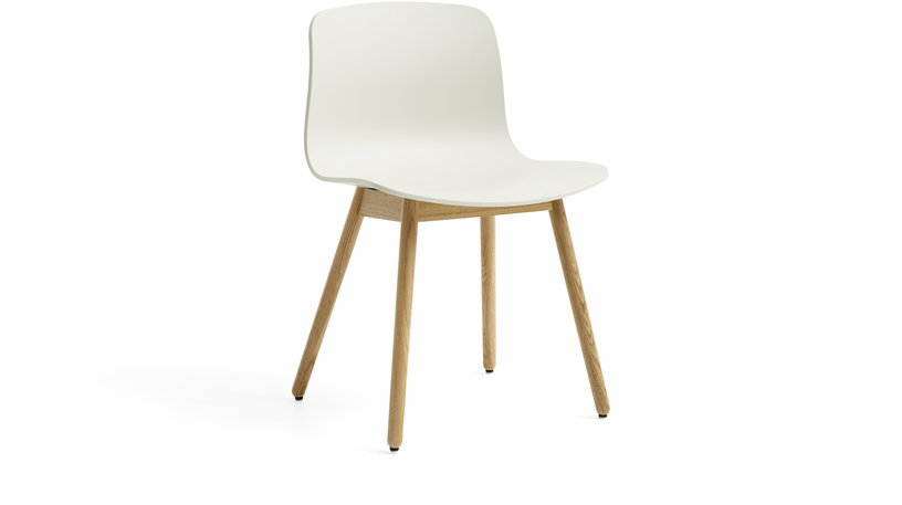 chaise-en-plastique-recycle-creme-et-pieds-en-chene-aac-12-2-0-hay-1