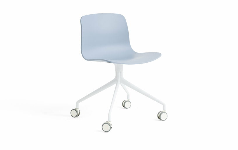 chaise-a-roulettes-en-plastique-recycle-bleu-ardoise-et-pieds-en-aluminium-blanc-aac-14-2-0-hay-1