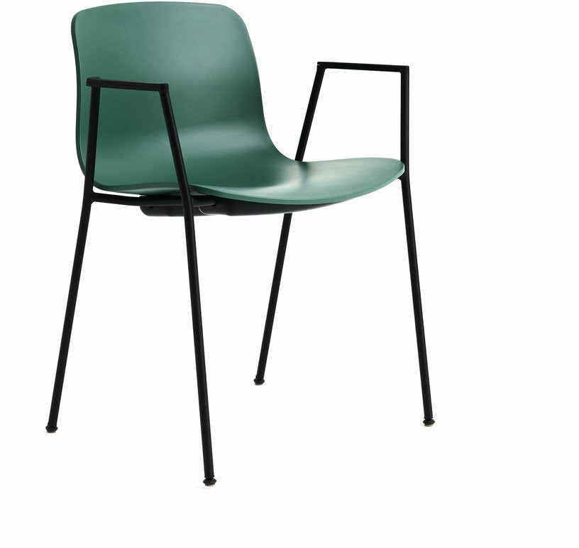 chaise-avec-accoudoirs-en-plastique-recycle-vert-et-pieds-en-acier-noir-aac-18-2-0-hay-1