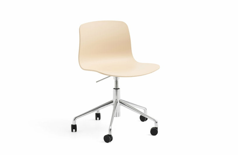 chaise-a-roulettes-en-plastique-recycle-peche-et-pieds-en-aluminium-aac-50-2-0-hay-1