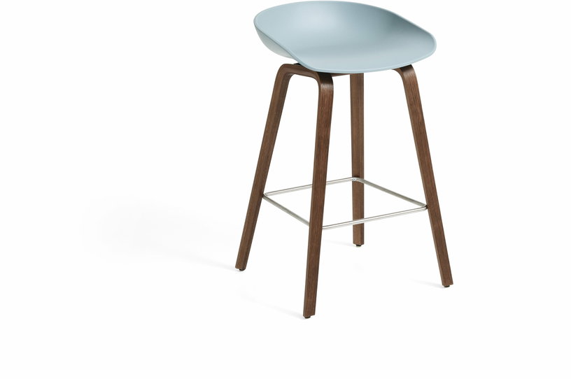 tabouret-de-bar-en-plastique-recycle-dusty-blue-et-pieds-en-noyer-65-cm-aas-32-2-0-hay-1