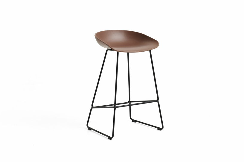 tabouret-de-bar-en-plastique-recycle-brique-et-pieds-en-acier-noir-65-cm-aas-38-2-0-hay-1