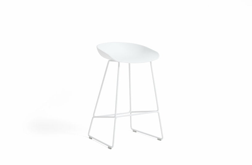 tabouret-de-bar-en-plastique-recycle-blanc-et-pieds-en-acier-blanc-65-cm-aas-38-2-0-hay-1
