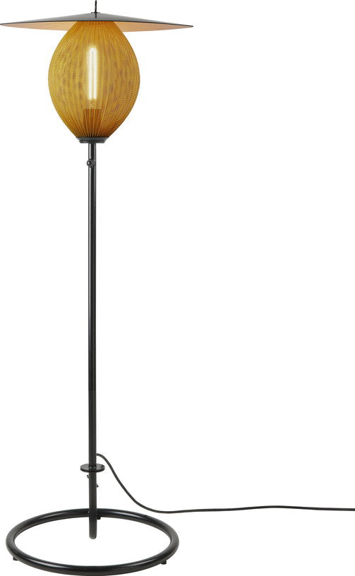 lampadaire-de-jardin-moutarde-dore-et-metal-noir-128-cm-satellite-gubi-2