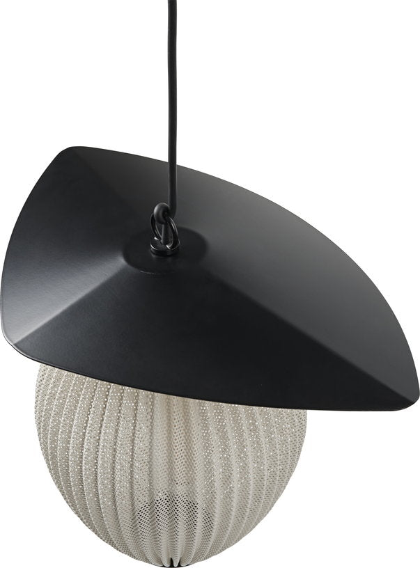 suspension-de-jardin-blanc-creme-et-base-en-metal-noir-22-cm-satellite-gubi-2