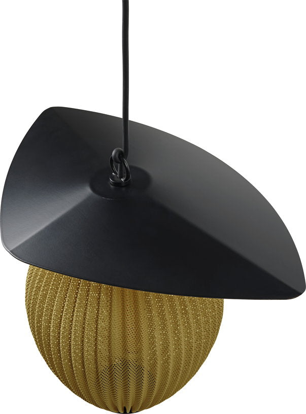 suspension-de-jardin-moutarde-dore-et-base-en-metal-noir-22-cm-satellite-gubi-3