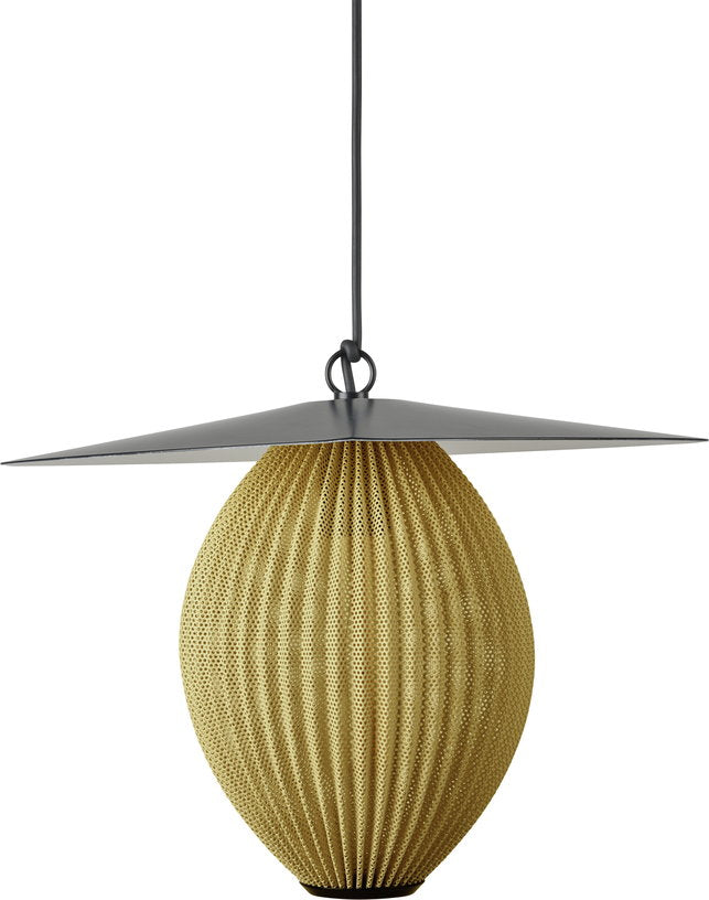 suspension-de-jardin-moutarde-dore-et-base-en-metal-noir-22-cm-satellite-gubi-1