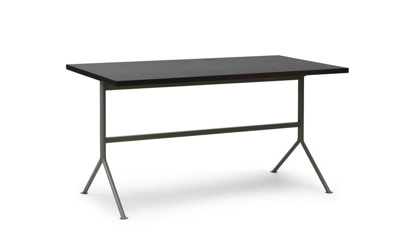 bureau-gris-en-bois-de-pin-fonce-150-x-75-cm-kip-normann-copenhagen-1