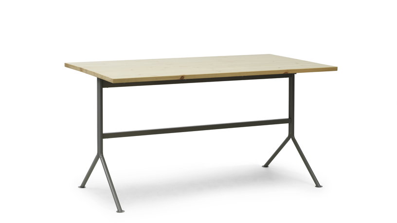 bureau-gris-en-bois-de-pin-150-x-75-cm-kip-normann-copenhagen-1