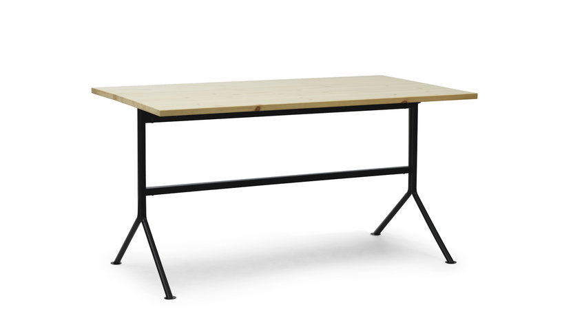 bureau-noir-en-bois-de-pin-150-x-75-cm-kip-normann-copenhagen-1