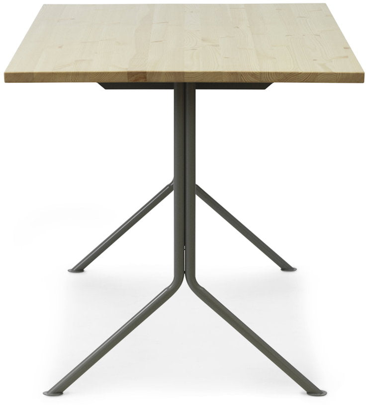 bureau-gris-en-bois-de-pin-150-x-75-cm-kip-normann-copenhagen-2