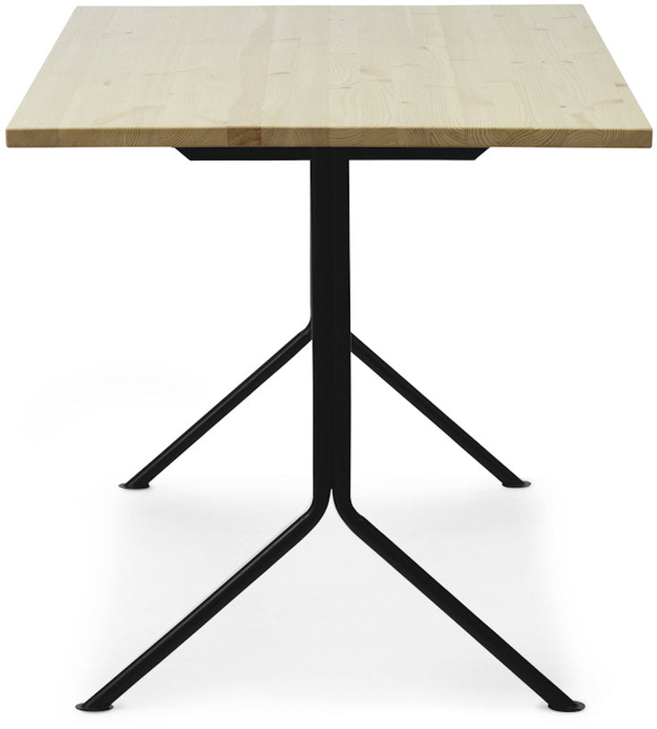 bureau-noir-en-bois-de-pin-150-x-75-cm-kip-normann-copenhagen-2