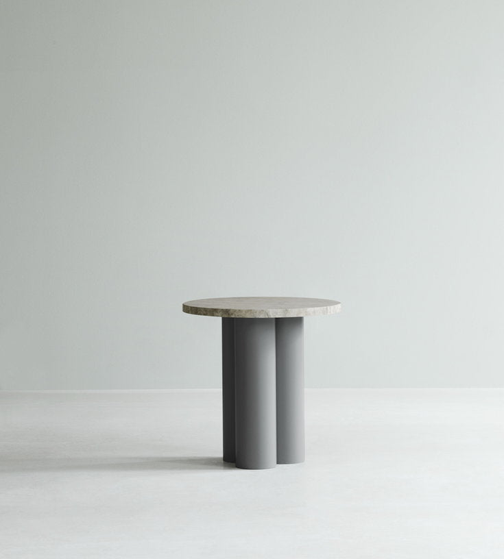 table-d-appoint-grise-et-plateau-travertine-silver-40-x-40-cm-dit-normann-copenhagen-1