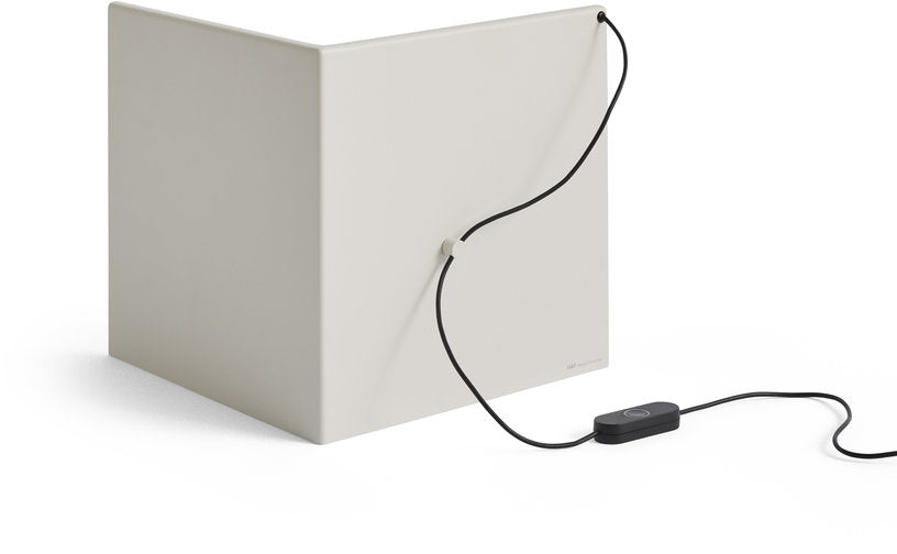 lampe-de-table-d-angle-en-metal-blanc-creme-lbm-hay-3